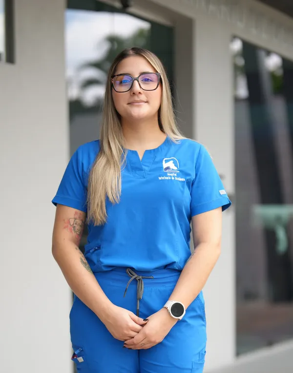 Nazareth Abarca, Médico veterinario en el Hospital Veterinario de Occidente